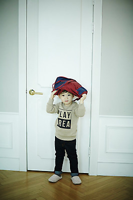 포토 JPG 전신 남자 어린이 가방 실내 한명 서기 들기 소년 앞모습 문 한국인 소년한명만 국내포토 1 잡화 뷰포인트 모션 사람 동양인 내부 남자한명만 소년만 파일형식