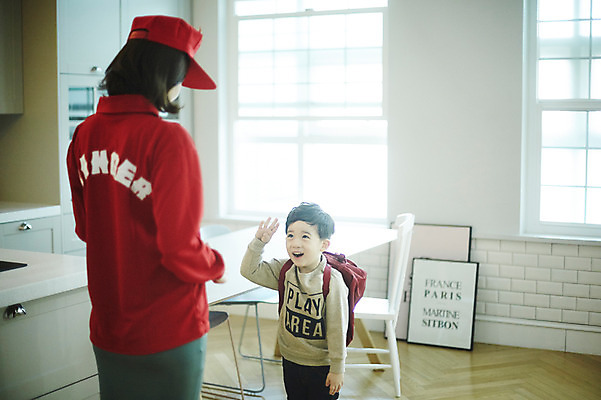 포토 JPG 여자 남자 아들 어린이 가방 엄마 실내 서기 웃음 소년 상반신 성인 두명 앞모습 뒷모습 30대 마주보기 한국인 경례 국내포토 모자관계 잡화 뷰포인트 가족 모션 표정 사람 동양인 내부 장년 인사 파일형식