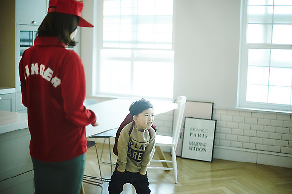 포토 JPG 여자 남자 아들 어린이 가방 엄마 실내 서기 웃음 소년 상반신 성인 두명 앞모습 뒷모습 30대 한국인 주머니손 딴짓 국내포토 모자관계 잡화 뷰포인트 가족 모션 표정 사람 동양인 내부 장년 파일형식