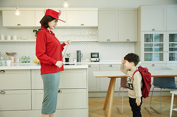 포토 JPG 여자 남자 아들 어린이 가방 엄마 실내 서기 들기 소년 상반신 성인 두명 옆모습 30대 마주보기 한국인 지휘봉 경례 국내포토 모자관계 잡화 뷰포인트 가족 모션 사람 동양인 내부 장년 인사 파일형식