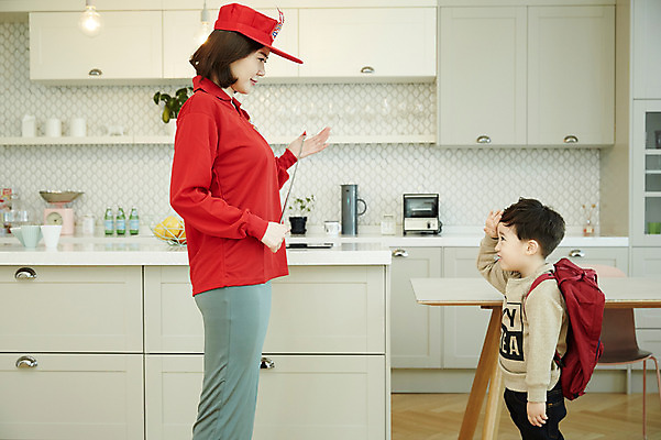 포토 JPG 여자 남자 아들 어린이 가방 엄마 실내 서기 들기 소년 상반신 성인 두명 옆모습 30대 마주보기 한국인 지휘봉 경례 국내포토 모자관계 잡화 뷰포인트 가족 모션 사람 동양인 내부 장년 인사 파일형식