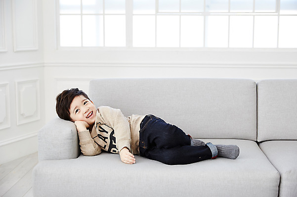 포토 JPG 전신 남자 어린이 실내 한명 웃음 소년 앞모습 소파 눕기 한국인 편안함 소년한명만 국내포토 1 뷰포인트 의자 모션 표정 사람 동양인 내부 감각 남자한명만 소년만 파일형식