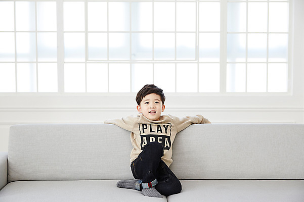 포토 JPG 전신 남자 어린이 실내 한명 웃음 앉기 소년 앞모습 소파 한국인 편안함 소년한명만 국내포토 1 뷰포인트 의자 모션 표정 사람 동양인 내부 감각 남자한명만 소년만 파일형식