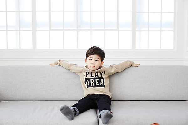 포토 JPG 전신 남자 어린이 실내 한명 앉기 소년 앞모습 소파 한국인 편안함 소년한명만 국내포토 1 뷰포인트 의자 모션 사람 동양인 내부 감각 남자한명만 소년만 파일형식