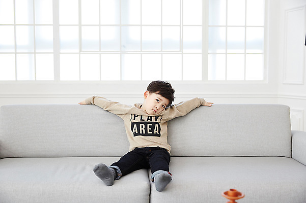 포토 JPG 전신 남자 어린이 실내 한명 앉기 소년 앞모습 소파 한국인 불만 소년한명만 국내포토 1 감정 뷰포인트 의자 모션 사람 동양인 내부 남자한명만 소년만 파일형식