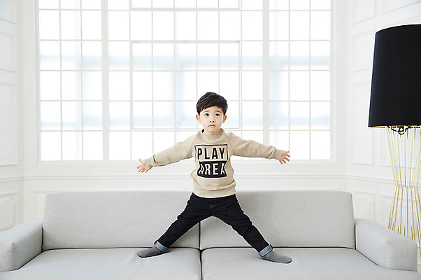 포토 JPG 전신 남자 어린이 장난 실내 한명 서기 소년 앞모습 소파 한국인 소년한명만 국내포토 1 뷰포인트 의자 모션 사람 동양인 내부 남자한명만 소년만 파일형식