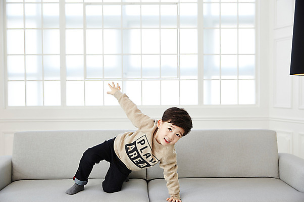 포토 JPG 전신 남자 어린이 장난 실내 한명 소년 앞모습 소파 한국인 소년한명만 국내포토 1 뷰포인트 의자 사람 동양인 내부 남자한명만 소년만 파일형식