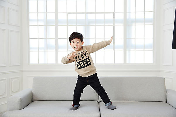 포토 JPG 전신 남자 어린이 장난 실내 한명 서기 소년 앞모습 소파 한국인 소년한명만 국내포토 1 뷰포인트 의자 모션 사람 동양인 내부 남자한명만 소년만 파일형식