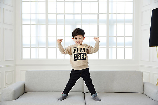 포토 JPG 전신 남자 어린이 장난 실내 한명 서기 웃음 소년 앞모습 소파 한국인 소년한명만 국내포토 1 뷰포인트 의자 모션 표정 사람 동양인 내부 남자한명만 소년만 파일형식