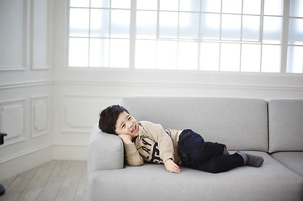 포토 JPG 전신 남자 어린이 실내 한명 웃음 소년 앞모습 소파 눕기 한국인 편안함 소년한명만 국내포토 1 뷰포인트 의자 모션 표정 사람 동양인 내부 감각 남자한명만 소년만 파일형식