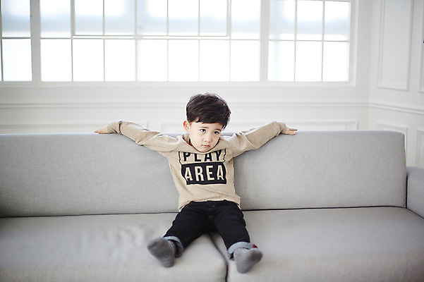 포토 JPG 전신 남자 어린이 실내 한명 앉기 소년 앞모습 소파 한국인 불만 소년한명만 국내포토 1 감정 뷰포인트 의자 모션 사람 동양인 내부 남자한명만 소년만 파일형식