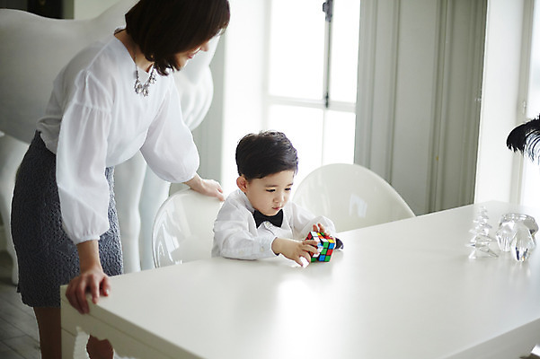 포토 JPG 여자 남자 아들 어린이 엄마 실내 서기 앉기 소년 상반신 성인 두명 앞모습 30대 한국인 집중 큐브 책상 맞추기 아들바보 국내포토 모자관계 뷰포인트 가구 컨셉 가족 모션 사람 동양인 내부 장년 파일형식