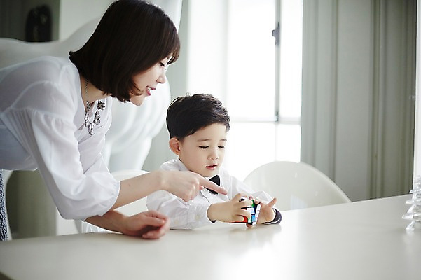 포토 JPG 여자 남자 아들 어린이 엄마 실내 서기 앉기 소년 상반신 성인 두명 앞모습 옆모습 30대 한국인 큐브 책상 맞추기 아들바보 국내포토 모자관계 뷰포인트 가구 가족 모션 사람 동양인 내부 장년 파일형식