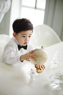 포토 JPG 남자 어린이 실내 한명 앉기 소년 상반신 앞모습 지구본 만지기 한국인 책상 소년한명만 국내포토 1 뷰포인트 가구 모션 사람 동양인 내부 남자한명만 소년만 파일형식