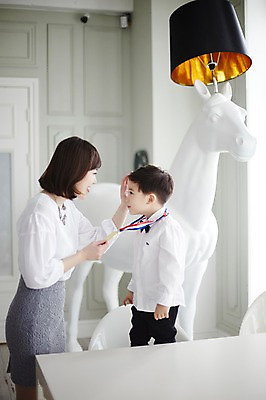 포토 JPG 여자 남자 아들 어린이 엄마 조명 실내 서기 웃음 들기 소년 상반신 성인 두명 옆모습 30대 머리 한국인 금메달 쓰다듬기 아들바보 국내포토 모자관계 뷰포인트 가족 모션 표정 사람 동양인 내부 신체부위 장년 메달 파일형식