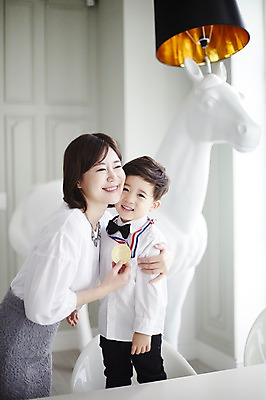 포토 JPG 여자 남자 아들 어린이 안기 엄마 조명 실내 서기 웃음 들기 소년 상반신 성인 두명 앞모습 옆모습 30대 한국인 금메달 아들바보 국내포토 모자관계 뷰포인트 가족 모션 표정 사람 동양인 내부 장년 메달 파일형식