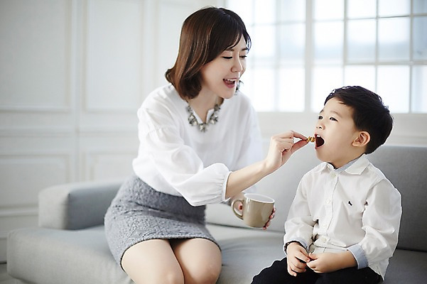 포토 JPG 여자 남자 아들 어린이 엄마 실내 건강 웃음 들기 앉기 소년 상반신 성인 두명 앞모습 옆모습 컵 30대 소파 한국인 먹기 호두 아들바보 국내포토 모자관계 식기 뷰포인트 의자 가족 모션 표정 사람 동양인 내부 장년 견과류 파일형식