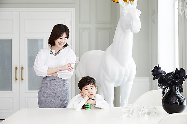 포토 JPG 여자 남자 아들 어린이 엄마 조명 실내 서기 웃음 앉기 소년 상반신 성인 두명 앞모습 30대 턱괴기 한국인 큐브 책상 아들바보 국내포토 모자관계 뷰포인트 가구 가족 모션 표정 사람 동양인 내부 장년 파일형식