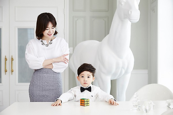 포토 JPG 여자 남자 아들 어린이 엄마 실내 서기 웃음 앉기 소년 상반신 성인 두명 앞모습 30대 한국인 큐브 책상 아들바보 국내포토 모자관계 뷰포인트 가구 가족 모션 표정 사람 동양인 내부 장년 파일형식