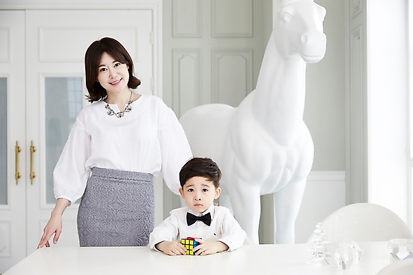 포토 JPG 여자 남자 아들 어린이 엄마 실내 서기 웃음 앉기 소년 상반신 성인 두명 앞모습 30대 한국인 큐브 책상 아들바보 국내포토 모자관계 뷰포인트 가구 가족 모션 표정 사람 동양인 내부 장년 파일형식