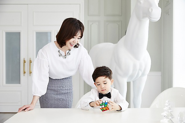 포토 JPG 여자 남자 아들 어린이 엄마 실내 서기 웃음 앉기 소년 상반신 성인 두명 앞모습 30대 한국인 큐브 책상 아들바보 국내포토 모자관계 뷰포인트 가구 가족 모션 표정 사람 동양인 내부 장년 파일형식