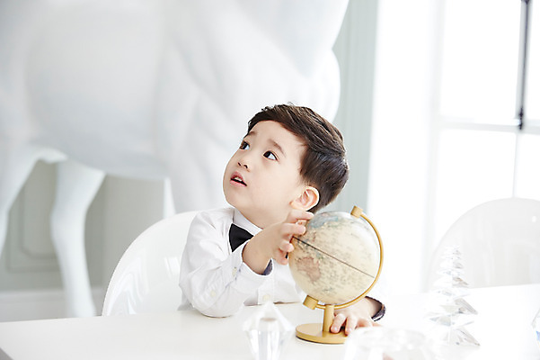 포토 JPG 남자 어린이 실내 한명 앉기 소년 상반신 앞모습 지구본 만지기 한국인 책상 소년한명만 국내포토 1 뷰포인트 가구 모션 사람 동양인 내부 남자한명만 소년만 파일형식