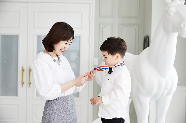 포토 JPG 여자 남자 아들 어린이 엄마 실내 서기 웃음 소년 상반신 성인 두명 옆모습 30대 만지기 한국인 금메달 아들바보 국내포토 모자관계 뷰포인트 가족 모션 표정 사람 동양인 내부 장년 메달 파일형식