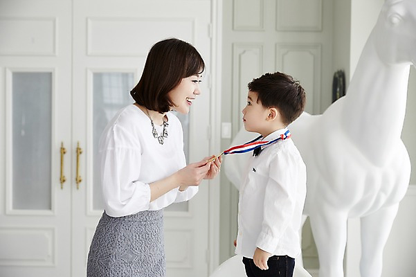 포토 JPG 여자 남자 아들 어린이 엄마 실내 서기 웃음 소년 상반신 성인 두명 옆모습 30대 마주보기 만지기 한국인 금메달 아들바보 국내포토 모자관계 뷰포인트 가족 모션 표정 사람 동양인 내부 장년 메달 파일형식