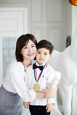 포토 JPG 여자 남자 아들 어린이 안기 엄마 실내 서기 웃음 소년 상반신 성인 두명 앞모습 30대 한국인 금메달 아들바보 국내포토 모자관계 뷰포인트 가족 모션 표정 사람 동양인 내부 장년 메달 파일형식