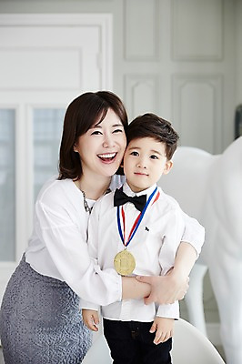 포토 JPG 여자 남자 아들 어린이 안기 엄마 실내 서기 웃음 소년 상반신 성인 두명 앞모습 30대 한국인 금메달 아들바보 국내포토 모자관계 뷰포인트 가족 모션 표정 사람 동양인 내부 장년 메달 파일형식