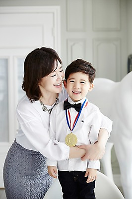 포토 JPG 여자 남자 아들 어린이 안기 엄마 실내 서기 웃음 소년 상반신 성인 두명 앞모습 30대 한국인 금메달 아들바보 국내포토 모자관계 뷰포인트 가족 모션 표정 사람 동양인 내부 장년 메달 파일형식