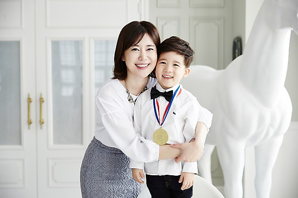 포토 JPG 여자 남자 아들 어린이 안기 엄마 실내 서기 웃음 소년 상반신 성인 두명 앞모습 30대 한국인 금메달 아들바보 국내포토 모자관계 뷰포인트 가족 모션 표정 사람 동양인 내부 장년 메달 파일형식