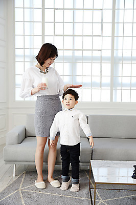 포토 JPG 전신 여자 남자 아들 어린이 탁자 엄마 실내 서기 들기 소년 성인 두명 앞모습 30대 소파 한국인 우유 키_신체 키재기 아들바보 국내포토 모자관계 뷰포인트 가구 신체 의자 가족 모션 유제품 사람 동양인 내부 장년 측정 파일형식