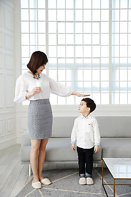 포토 JPG 전신 여자 남자 아들 어린이 탁자 엄마 실내 서기 들기 소년 성인 두명 앞모습 30대 소파 한국인 우유 키_신체 키재기 아들바보 국내포토 모자관계 뷰포인트 가구 신체 의자 가족 모션 유제품 사람 동양인 내부 장년 측정 파일형식