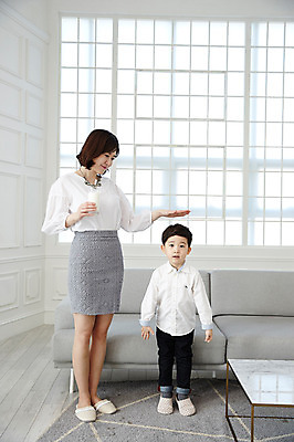 포토 JPG 전신 여자 남자 아들 어린이 탁자 엄마 실내 서기 들기 소년 성인 두명 앞모습 30대 소파 한국인 우유 키_신체 키재기 아들바보 국내포토 모자관계 뷰포인트 가구 신체 의자 가족 모션 유제품 사람 동양인 내부 장년 측정 파일형식