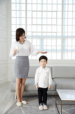 포토 JPG 전신 여자 남자 아들 어린이 탁자 엄마 실내 서기 들기 소년 성인 두명 앞모습 30대 소파 한국인 우유 키_신체 키재기 아들바보 국내포토 모자관계 뷰포인트 가구 신체 의자 가족 모션 유제품 사람 동양인 내부 장년 측정 파일형식