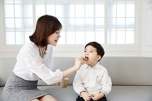 포토 JPG 여자 남자 아들 어린이 엄마 실내 건강 앉기 소년 상반신 성인 두명 앞모습 옆모습 30대 소파 한국인 먹기 호두 아들바보 국내포토 모자관계 뷰포인트 의자 가족 모션 사람 동양인 내부 장년 견과류 파일형식