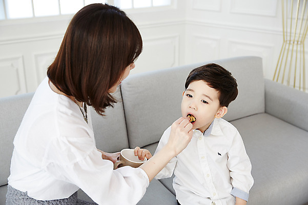 포토 JPG 여자 남자 아들 어린이 엄마 실내 건강 앉기 소년 상반신 성인 두명 앞모습 옆모습 30대 소파 한국인 먹기 호두 아들바보 국내포토 모자관계 뷰포인트 의자 가족 모션 사람 동양인 내부 장년 견과류 파일형식