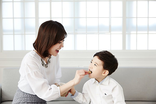 포토 JPG 여자 남자 아들 어린이 엄마 실내 건강 앉기 소년 상반신 성인 두명 앞모습 옆모습 30대 소파 한국인 먹기 호두 아들바보 국내포토 모자관계 뷰포인트 의자 가족 모션 사람 동양인 내부 장년 견과류 파일형식