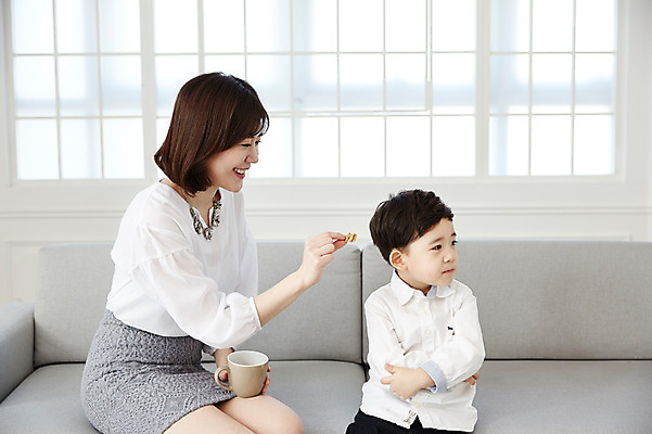 포토 JPG 여자 남자 아들 어린이 엄마 실내 건강 앉기 소년 상반신 성인 두명 앞모습 옆모습 30대 소파 팔짱 한국인 거절 호두 아들바보 국내포토 모자관계 뷰포인트 컨셉 의자 가족 모션 사람 동양인 내부 장년 견과류 파일형식