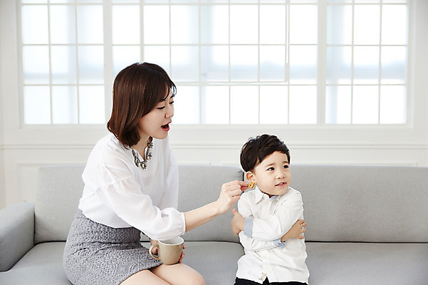 포토 JPG 여자 남자 아들 어린이 엄마 실내 건강 앉기 소년 상반신 성인 두명 앞모습 옆모습 30대 소파 팔짱 한국인 거절 호두 아들바보 국내포토 모자관계 뷰포인트 컨셉 의자 가족 모션 사람 동양인 내부 장년 견과류 파일형식