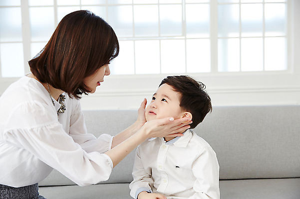 포토 JPG 여자 남자 아들 어린이 엄마 실내 웃음 앉기 소년 상반신 성인 두명 앞모습 옆모습 30대 소파 마주보기 한국인 볼 쓰다듬기 아들바보 국내포토 모자관계 뷰포인트 의자 가족 모션 표정 사람 동양인 내부 신체부위 장년 파일형식