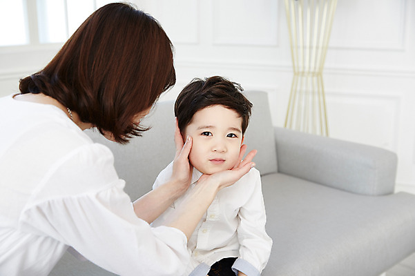 포토 JPG 여자 남자 아들 어린이 엄마 실내 앉기 소년 상반신 성인 두명 앞모습 옆모습 30대 소파 한국인 볼 쓰다듬기 아들바보 국내포토 모자관계 뷰포인트 의자 가족 모션 사람 동양인 내부 신체부위 장년 파일형식