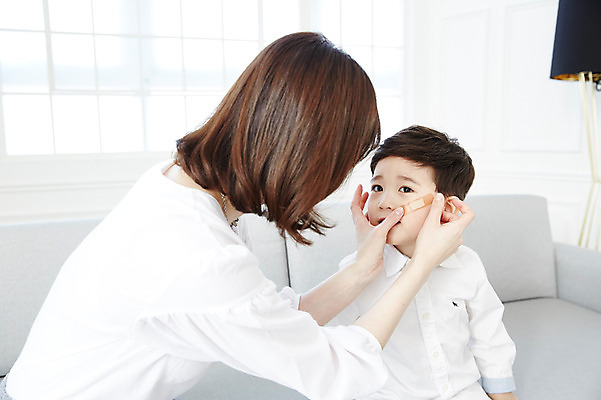 포토 JPG 여자 남자 아들 어린이 엄마 실내 앉기 소년 상반신 성인 두명 앞모습 옆모습 30대 소파 한국인 반창고 볼 다침 붙이기 아들바보 국내포토 모자관계 뷰포인트 의자 가족 모션 사람 동양인 내부 신체부위 장년 의료용품 파일형식