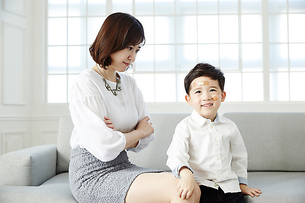 포토 JPG 여자 남자 아들 얼굴 어린이 엄마 실내 앉기 소년 상반신 성인 두명 앞모습 옆모습 신체부위 30대 소파 한국인 반창고 다침 속상함 아들바보 국내포토 모자관계 감정 뷰포인트 의자 가족 모션 사람 동양인 내부 장년 의료용품 파일형식