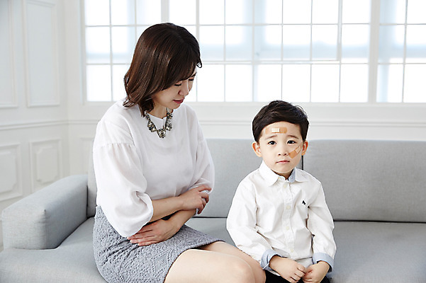 포토 JPG 여자 남자 아들 어린이 엄마 실내 앉기 소년 상반신 성인 두명 앞모습 옆모습 30대 소파 팔짱 한국인 반창고 다침 속상함 아들바보 국내포토 모자관계 감정 뷰포인트 의자 가족 모션 사람 동양인 내부 장년 의료용품 파일형식