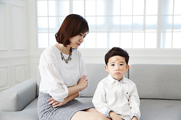 포토 JPG 여자 남자 아들 얼굴 어린이 엄마 실내 앉기 소년 상반신 성인 두명 앞모습 옆모습 신체부위 30대 소파 팔짱 한국인 반창고 다침 붙이기 속상함 아들바보 국내포토 모자관계 감정 뷰포인트 의자 가족 모션 사람 동양인 내부 장년 의료용품 파일형식