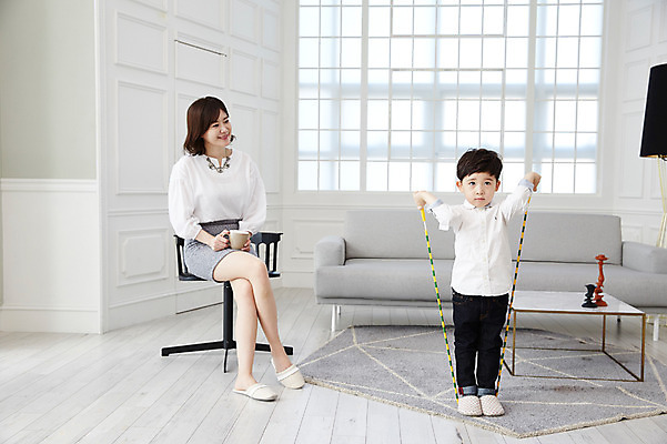 포토 JPG 전신 여자 남자 아들 어린이 탁자 엄마 실내 서기 웃음 소년 성인 두명 앞모습 30대 소파 한국인 줄넘기 아들바보 국내포토 모자관계 뷰포인트 가구 의자 가족 모션 표정 사람 동양인 내부 장년 운동 파일형식