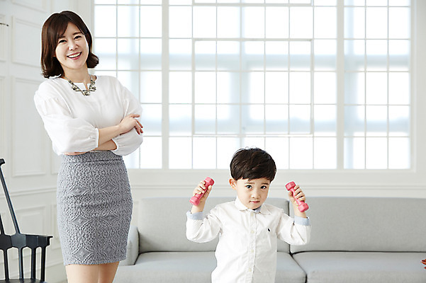 포토 JPG 여자 남자 아들 어린이 엄마 실내 서기 웃음 들기 소년 상반신 성인 두명 앞모습 30대 소파 팔짱 아령 한국인 아들바보 국내포토 모자관계 뷰포인트 의자 가족 모션 표정 사람 동양인 내부 장년 파일형식