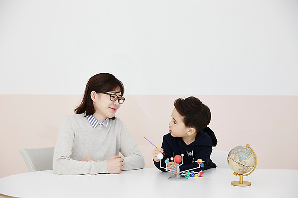 포토 JPG 여자 남자 아들 어린이 과학 엄마 실내 앉기 소년 상반신 성인 두명 앞모습 30대 지구본 물감 한국인 색칠 책상 과학교육 아들바보 국내포토 모자관계 교육 뷰포인트 가구 가족 모션 사람 동양인 내부 장년 미술도구 파일형식